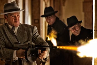 Gangster-Boss Mickey Cohen (Sean Penn, li.) legt gerne selbst Hand an.