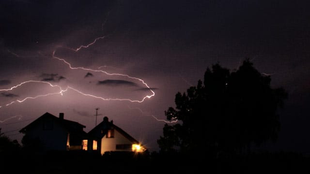 Ein guter Blitzschutz für das Haus zahlt sich bei einem Blitzeinschlag schnell aus.