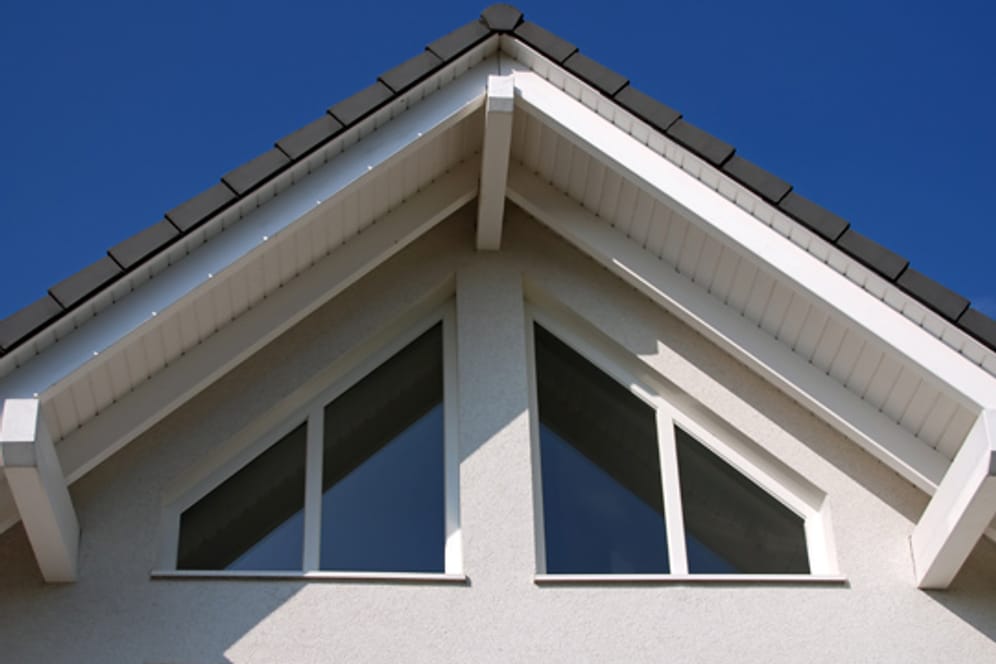 Durch die Größe von Fenstern wird vor allem der Einfall des Tageslichts in den Innenraum beeinflusst.