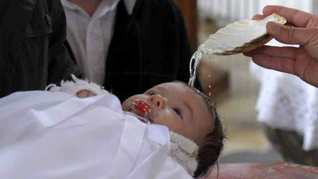 Das Übergießen des Kopfes mit Wasser ist das Symbol für Leben, Tod und Wiederauferstehung