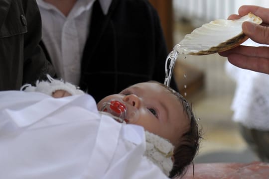 Das Übergießen des Kopfes mit Wasser ist das Symbol für Leben, Tod und Wiederauferstehung