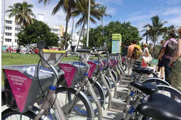 Es gibt in Miami Beach 100 Stationen, an denen man die Deco-Bikes abholen beziehungsweise zurückbringen kann.