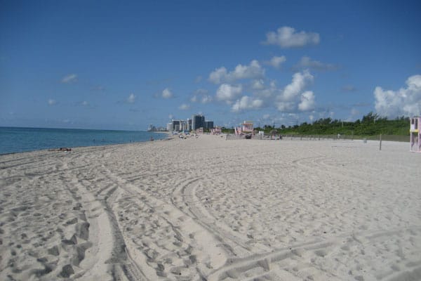 Zum Baden und Schwimmen kommen die meisten Urlauber an Miamis Strände. Der Halouver Beach in Miami ist einer der wenigen FKK-Strände in den USA.