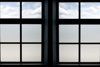 Wenn Sie Ihre Fenster nicht den ganzen Tag durch Rollos oder Gardinen vor neugierigen Blicken abschirmen möchten, finden Sie in Sichtschutzfolien eine einfache und effektive Alternative.