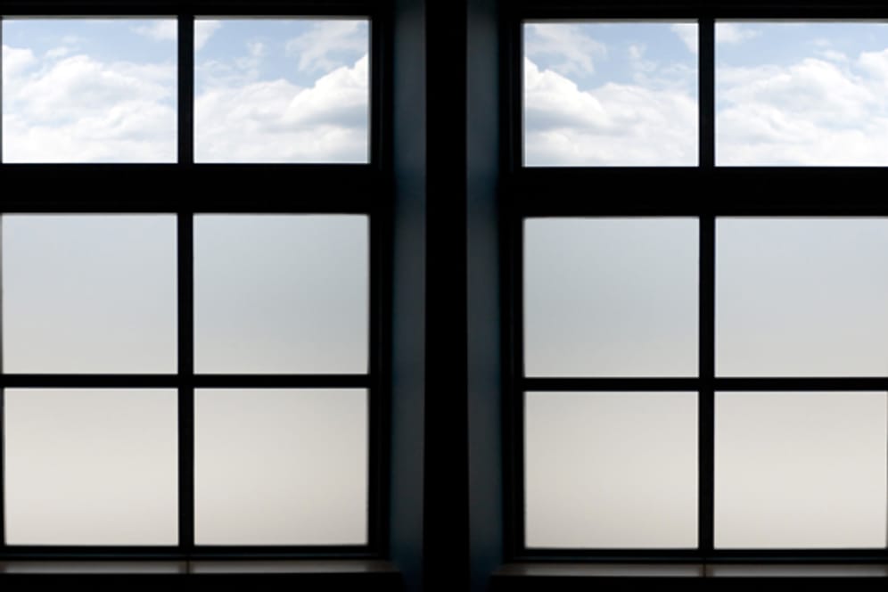 Wenn Sie Ihre Fenster nicht den ganzen Tag durch Rollos oder Gardinen vor neugierigen Blicken abschirmen möchten, finden Sie in Sichtschutzfolien eine einfache und effektive Alternative.