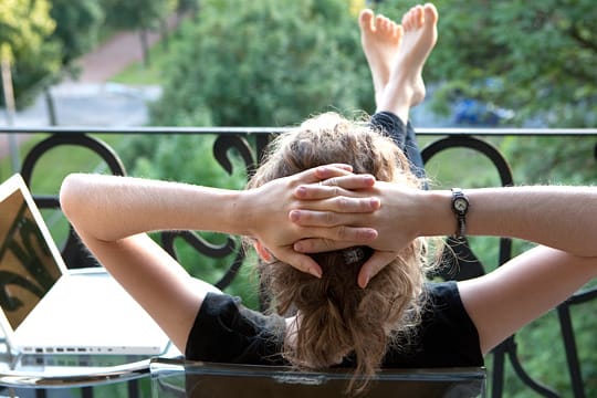 Auf dem eigenen Balkon lässt es sich am besten entspannen.