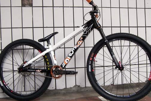 So sieht es aus, das optimale Pumptrack-Bike: Kleiner Rahmen für viel Bewegungsfreiheit, keine Schaltung, eine Bremse, keine Federgabel. Mit nur knapp acht Kilo Gewicht bewegt sich diese Pumptrack-Rakete fast in der Gewichtsklasse von Rennrädern. So sieht es aus, das optimale Pumptrack-Bike: Kleiner Rahmen für viel Bewegungsfreiheit, keine Schaltung, eine Bremse, keine Federgabel. Mit nur knapp acht Kilo Gewicht bewegt sich diese Pumptrack-Rakete fast in der Gewichtsklasse von Rennrädern.