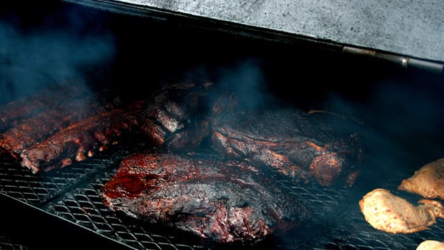 Mit dem Smoker können Sie Fleisch und Fisch besonders schonend und geschmacksintensiv zubereiten.