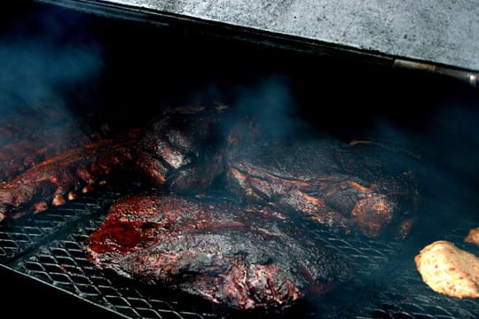 Mit dem Smoker können Sie Fleisch und Fisch besonders schonend und geschmacksintensiv zubereiten.