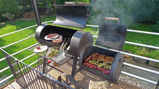 Wer einen Smoker-Grill einsetzt, kann Fleisch oder Fisch einen besonders leckeren Räuchergeschmack verleihen.