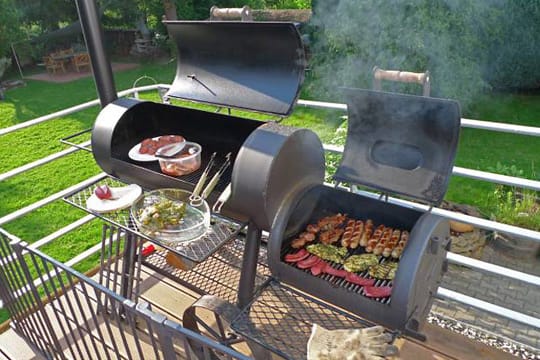 Wer einen Smoker-Grill einsetzt, kann Fleisch oder Fisch einen besonders leckeren Räuchergeschmack verleihen.