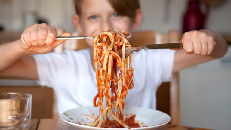 Tischmanieren: Warum man mit Essen nicht spielt, müssen Kinder erst verstehen.