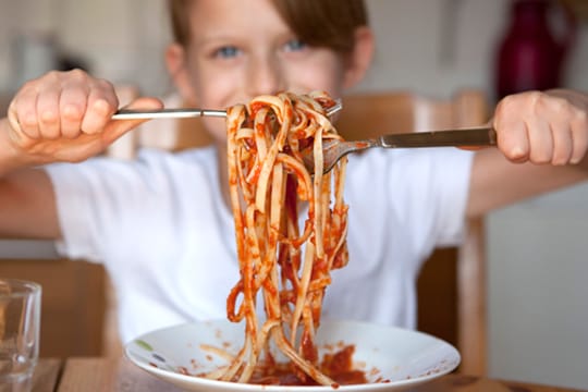 Tischmanieren: Warum man mit Essen nicht spielt, müssen Kinder erst verstehen.