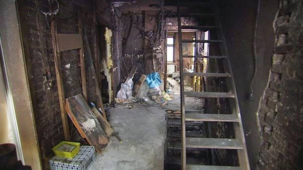 Im Dezember 2011 zerstörte ein verheerendes Feuer das Haus von Bernd und Regina.