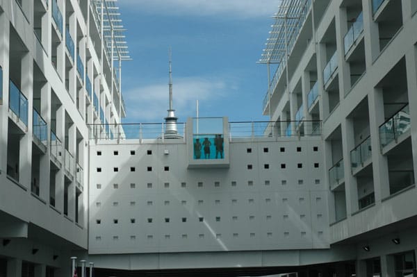 Eingekesselt zwischen den beiden Wohnkomplexen des Hilton in Auckland findet sich der Pool mit Aussicht.