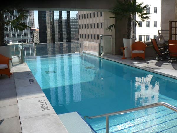 Der Pool bietet eine ungewöhnliche Perspektive auf die umstehenden Hochhäuser.