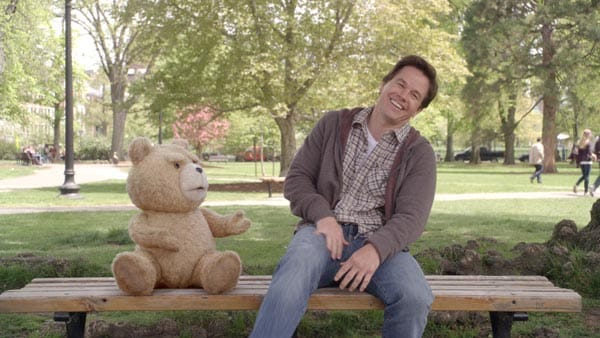 "Ted": Welches Kind wünscht sich nicht, dass sein Lieblingsstofftier lebendig wäre? Dem kleinen John wurde dieser Wunsch an Weihnachten 1985 erfüllt. Doch jetzt sind über 25 Jahre vergangen, und Johns (Mark Wahlberg) Teddybär Ted ist immer noch da.