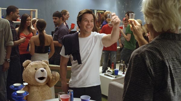 Da sind Partys natürlich eine gelungene Abwechslung. Und Ted ist kein Kind von Traurigkeit, wenn es um Sex, Drogen und Alkohol geht. Sein Kumpel John zieht da natürlich gerne mit.