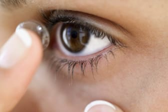Für Kontaktlinsen gelten strenge Hygiene-Regeln.