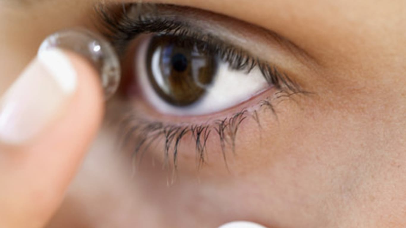 Für Kontaktlinsen gelten strenge Hygiene-Regeln.