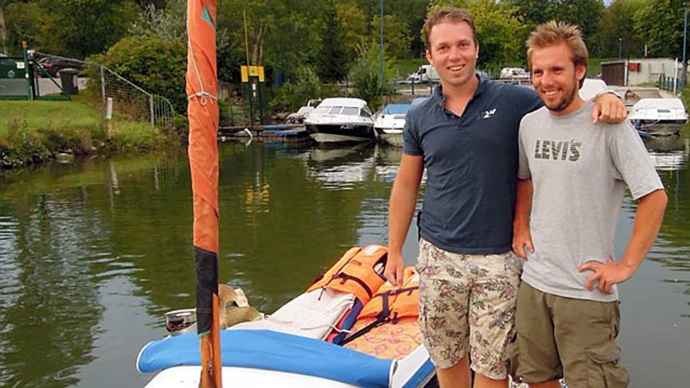 Die Studenten Ludwig Klasen (links) und Jan Auth (rechts) fahren mit ihrem Tretboot über die Donau und das Schwarze Meer nach Istanbul.