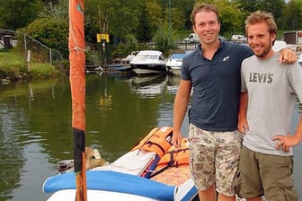 Die Studenten Ludwig Klasen (links) und Jan Auth (rechts) fahren mit ihrem Tretboot über die Donau und das Schwarze Meer nach Istanbul.