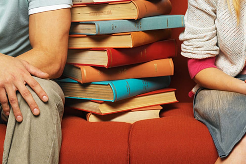 In der Studentenbude ist wenig Platz für Bücher, Bett und Schreibtisch.