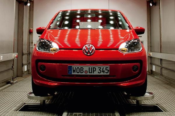 Der VW up! ist der kleinste in der Familie Volkswagen. Ab einem Preis von 9850 Euro kann dieser mit einer Motorisierung von 60 PS bestellt werden. Außerdem bieten die VW-Töchter den Seat Mii sowie den Skoda Citigo für 8.890 Euro an.