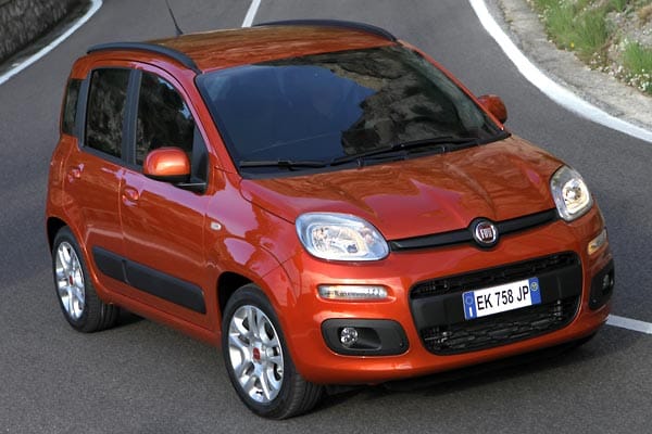 Bis 31. August gibt es den Fiat Panda "More" mit Klimaanlage, fünf Türen und Servolenkung mit Cityfunktion für 8990 Euro. Das sind rund 3000 Euro weniger als der übliche Listenpreis.