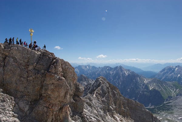 Auf der Zugspitze bleibt es meist frisch. Unterhalb des Gipfels auf der österreichischen Seite können Besucher sogar Gletschereis berühren.