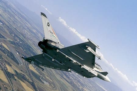 Ein Kampfjet vom Typ Eurofighter Typhoon bei einem Testflug. Der Einsatz der Luftwaffe im Inland ist unter bestimmten Bedingungen möglich, entschied jetzt das Bundesverfassungsgericht.