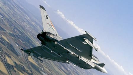 Ein Kampfjet vom Typ Eurofighter Typhoon bei einem Testflug. Der Einsatz der Luftwaffe im Inland ist unter bestimmten Bedingungen möglich, entschied jetzt das Bundesverfassungsgericht. Ein Kampfjet vom Typ Eurofighter Typhoon bei einem Testflug. Der Einsatz der Luftwaffe im Inland ist unter bestimmten Bedingungen möglich, entschied jetzt das Bundesverfassungsgericht.