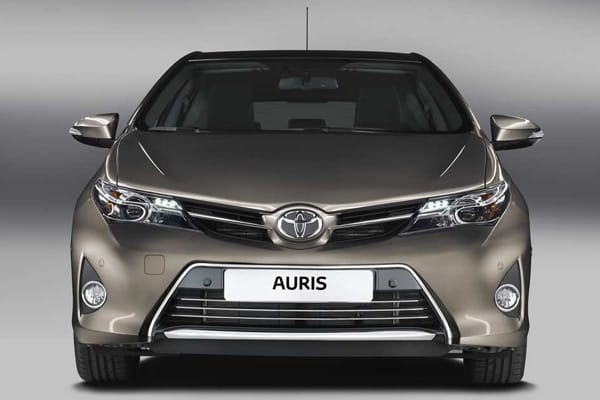 Toyota Auris: Die Kompaktklasse aus Japan zeigt sich sportlich mit dynamischer Keilform.