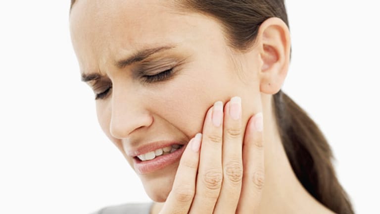 Freiliegende Zahnhälse können schmerzhaft sein