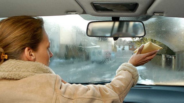 So bekämpfen Sie Feuchtigkeit im Auto
