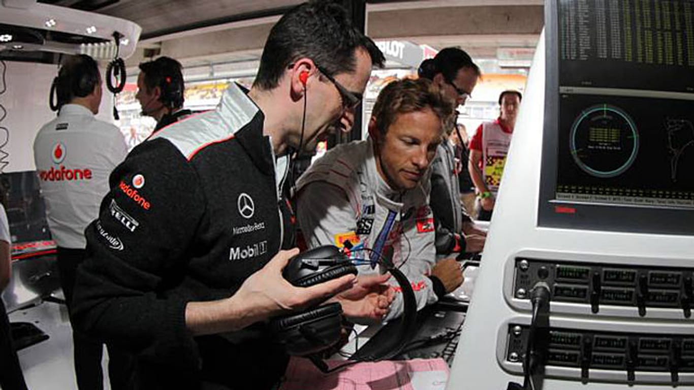 Datenaustausch: Eine Technik aus der Formel 1 (rechts Rennfahrer Jenson Button) wird auch in Krankenhäusern eingesetzt.