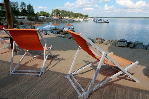 Nettes Ambiente: Liegestühle stehen in einer Strandbar am Geierswalder See in Geierswalde.