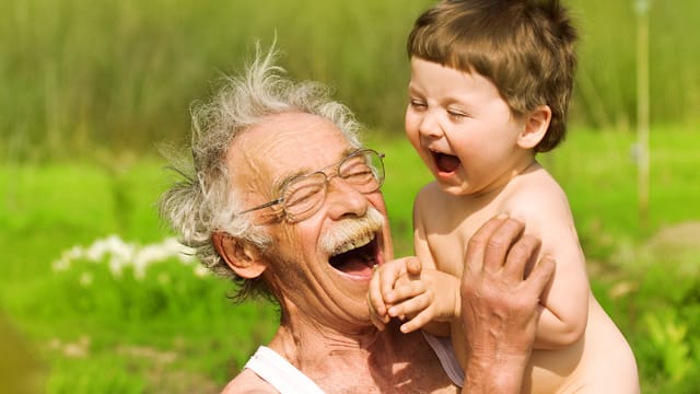 Erbgut: Späte Vaterschaft hat Folgen. Mit jedem Lebensjahr des Vaters steigt das Risiko für Mutationen beim Kind.