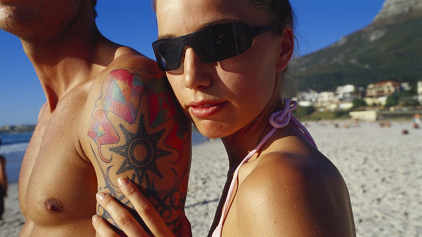 Partnersuche: Eine FriendScout24-Umfrage beweist: Deutsche Singles finden Tattoos sexy.
