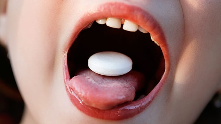 Medikamente: Kinder unter zwölf Jahren sollten besser keine Schmerzmittel mit ASS bekommen.