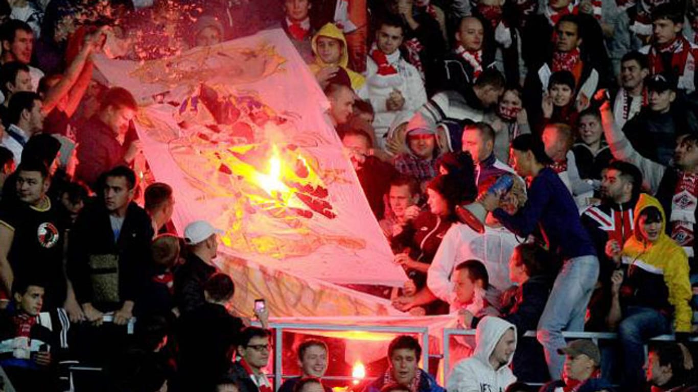 Provokation: Spartak-Anhänger verbrannten türkische Fahnen und ein Atatürk-Portrait.