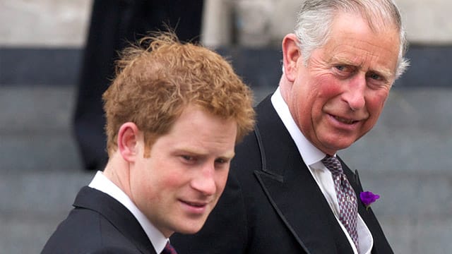 Nach dem Nacktfoto-Skandal setzte es für Prinz Harry eine Standpauke von Papa Charles. Nach dem Nacktfoto-Skandal setzte es für Prinz Harry eine Standpauke von Papa Charles.