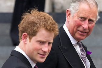 Nach dem Nacktfoto-Skandal setzte es für Prinz Harry eine Standpauke von Papa Charles.