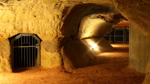 Farbenspiel: In allen Gelb- und Rottönen schimmern die Wände und Decken der Schlossberghöhlen in Homburg, dem größten Buntsandsteinlabyrinth Europas.