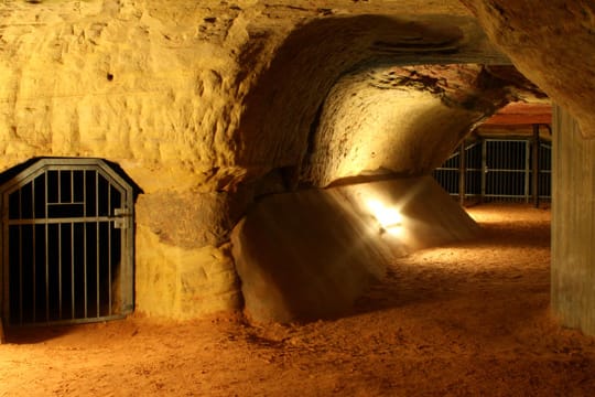 Farbenspiel: In allen Gelb- und Rottönen schimmern die Wände und Decken der Schlossberghöhlen in Homburg, dem größten Buntsandsteinlabyrinth Europas.