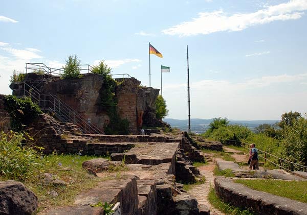 Direkt über den Schlossberghöhlen liegt die Ruine Hohenburg.