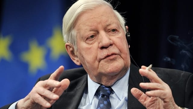 Kümmert sich eigentlich wenig um Rauchverbote: Helmut Schmidt