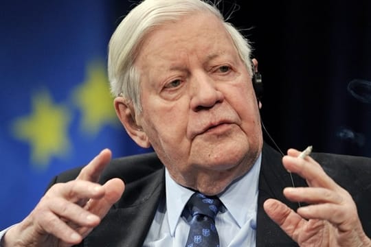 Kümmert sich eigentlich wenig um Rauchverbote: Helmut Schmidt