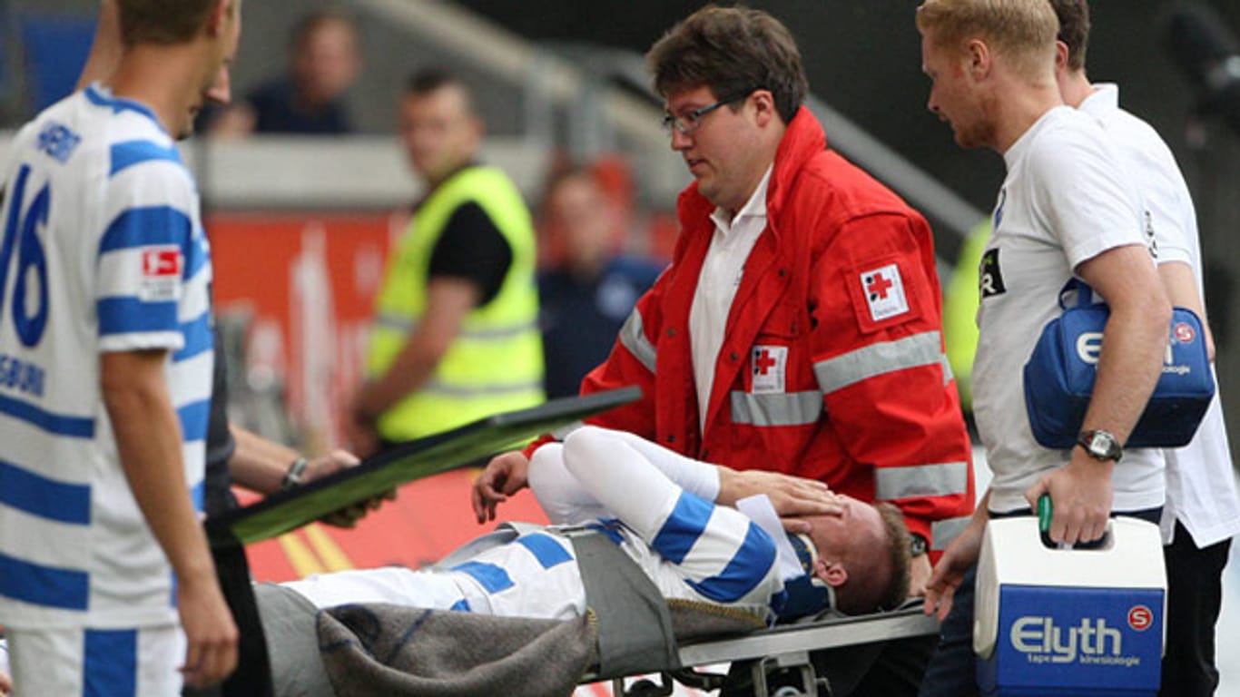 Andre Hoffmann vom MSV Duisburg erleidet im Spiel gegen Dynamo Dresden eine schwere Verletzung.