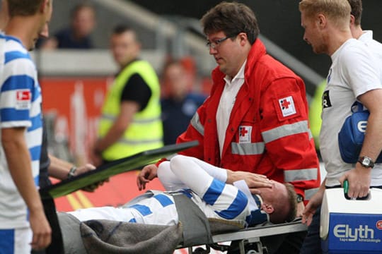 Andre Hoffmann vom MSV Duisburg erleidet im Spiel gegen Dynamo Dresden eine schwere Verletzung.